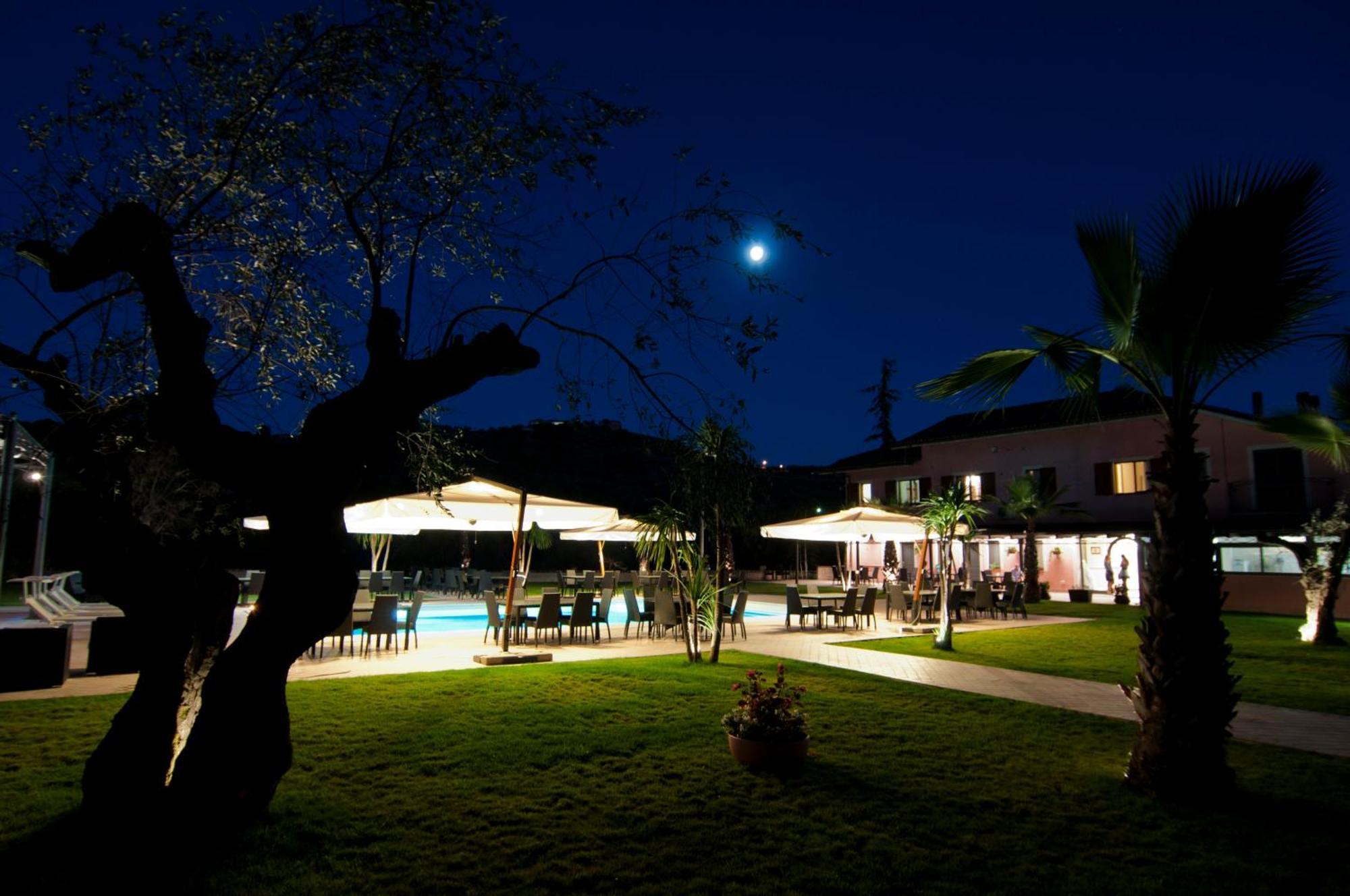 Queen Hotel San Giovanni Teatino Exteriör bild